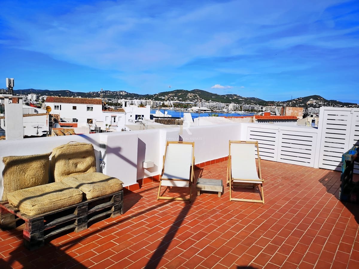 Espectacular Ático Dúplex de Diseño con Vistas 360º al Puerto y Dalt Vila